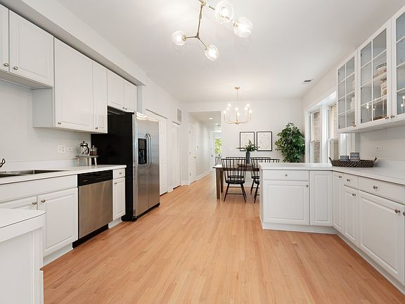 5th image of 1227 W Foster Ave
