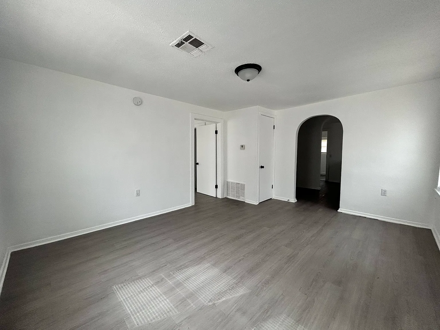 2 bed, 950 sqft, $1,100 — Photo 2