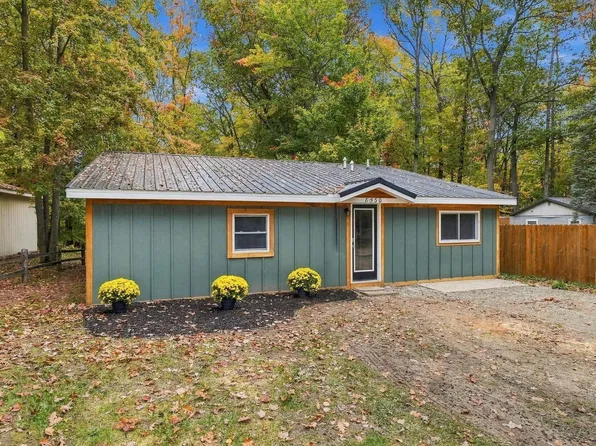 8530 W Sapphire Ave, Lake City, MI 49651