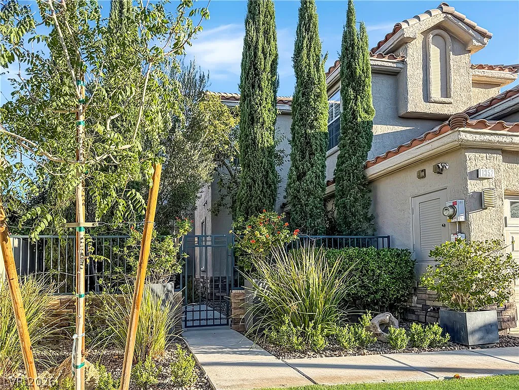 4 bed, 3.0 bath, 2699 sqft, $3,400 — Photo 2