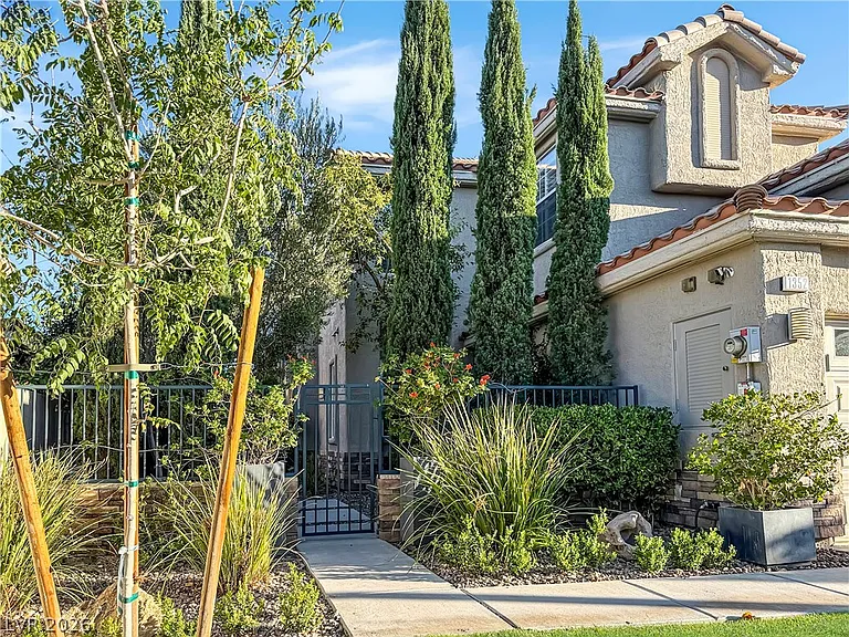 1352 Fox Acres Dr — Photo 2