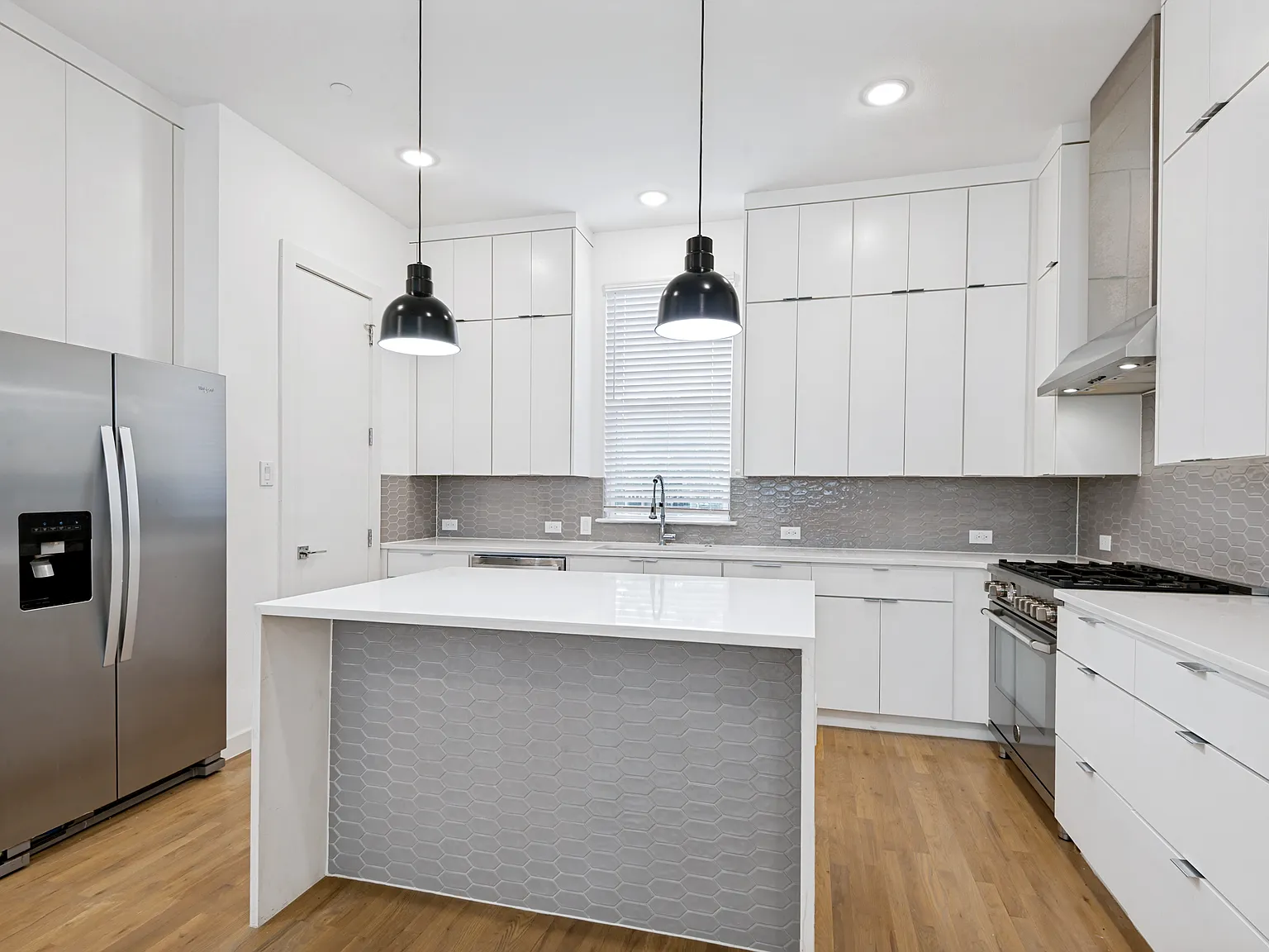 3 bed, 3.5 bath, 1749 sqft, $3,400 — Photo 1