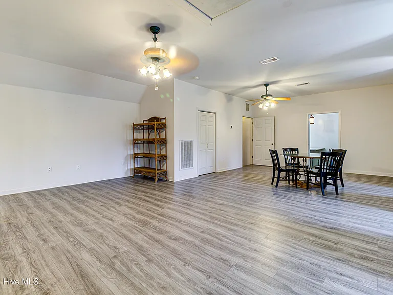 613 Clarendon Ave — Photo 38