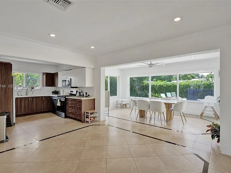 2025 Alamanda Dr — Photo 17