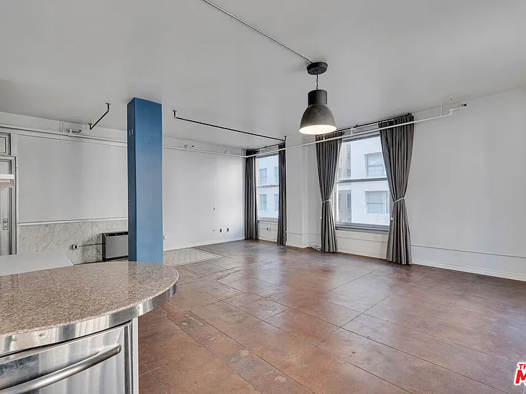 215 W 7th St #811 — Photo 13