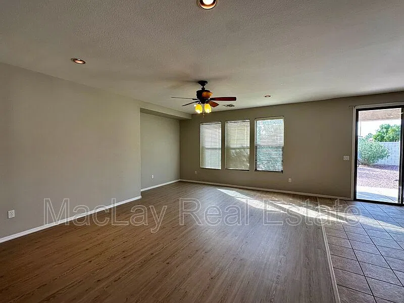 4 bed, 2.0 bath, 2484 sqft, $2,500 — Photo 4