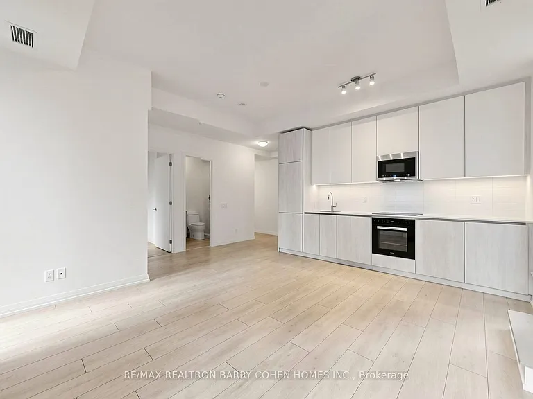 400 King St W #823 — Photo 9