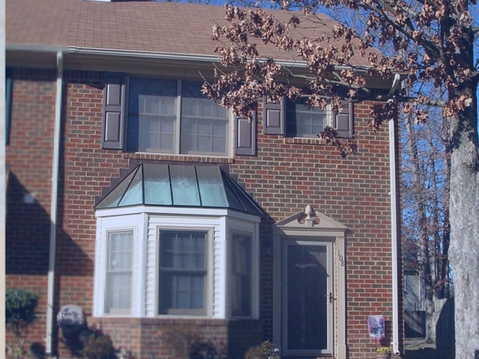 1st image of 108 Souverain Lndg