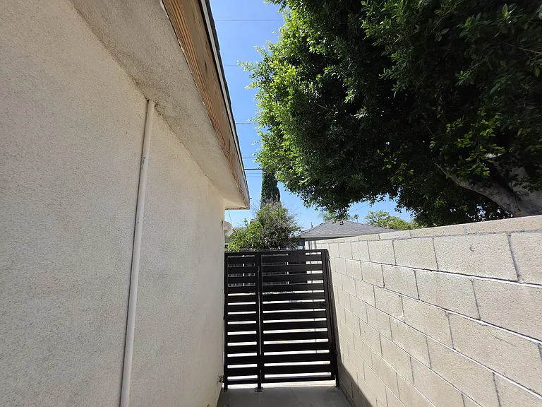 16036 San Fernando Mission Blvd — Photo 32