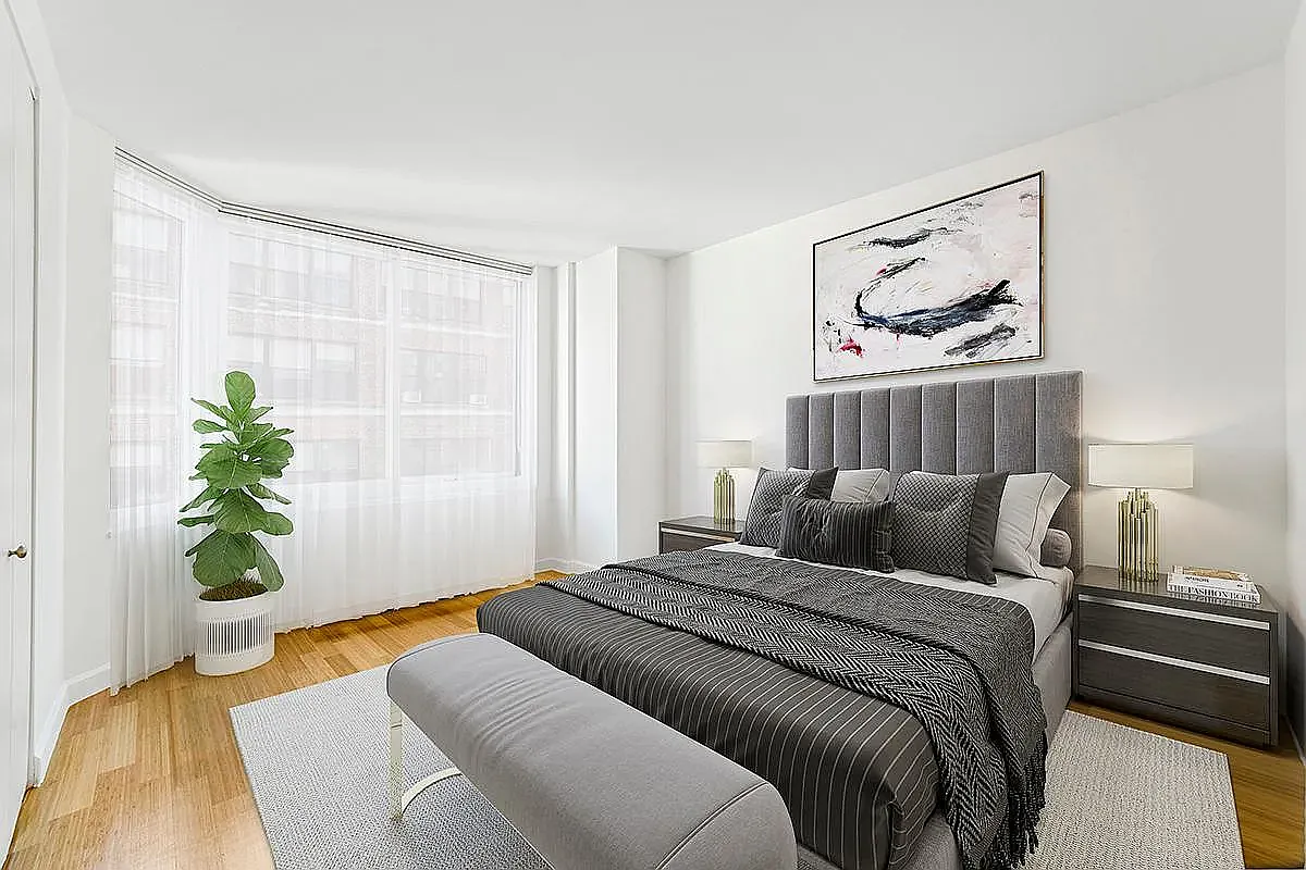 320 W 38th St — Photo 2