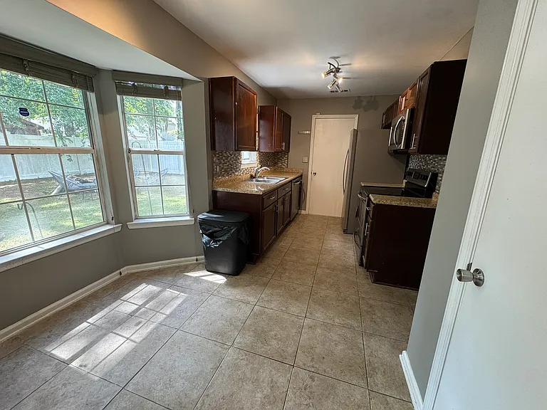 7327 Albert St — Photo 27