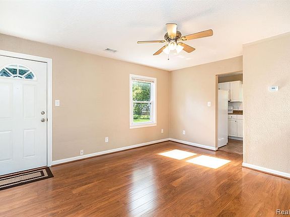4th image of 23425 Tawas Ave