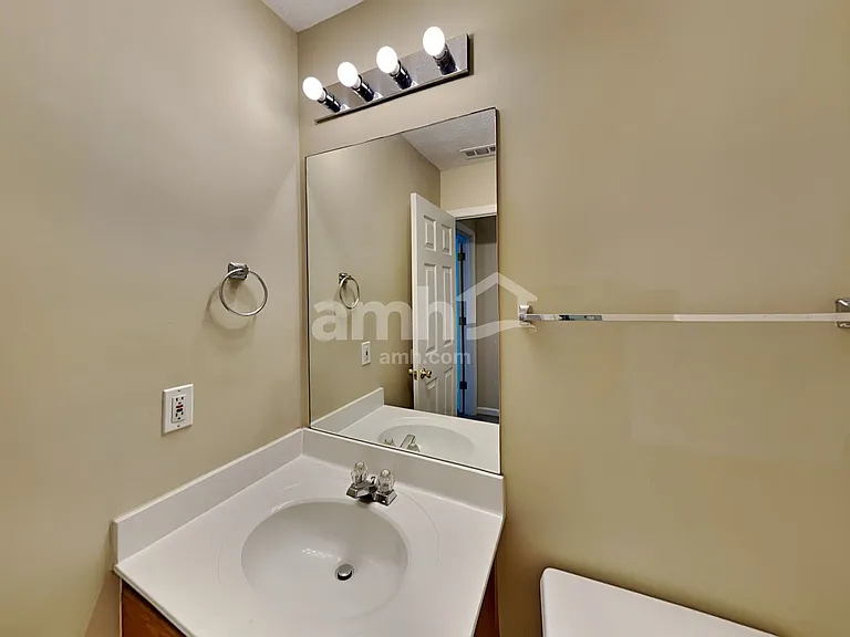930 W Oaks Dr — Photo 14