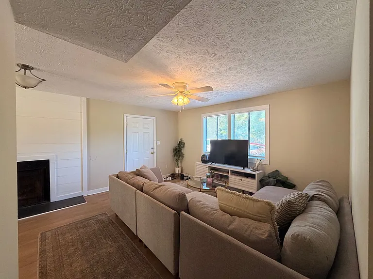 102-104 Welch Pl — Photo 8
