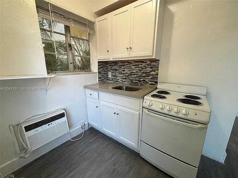 1843 Dewey St #102 — Photo 7