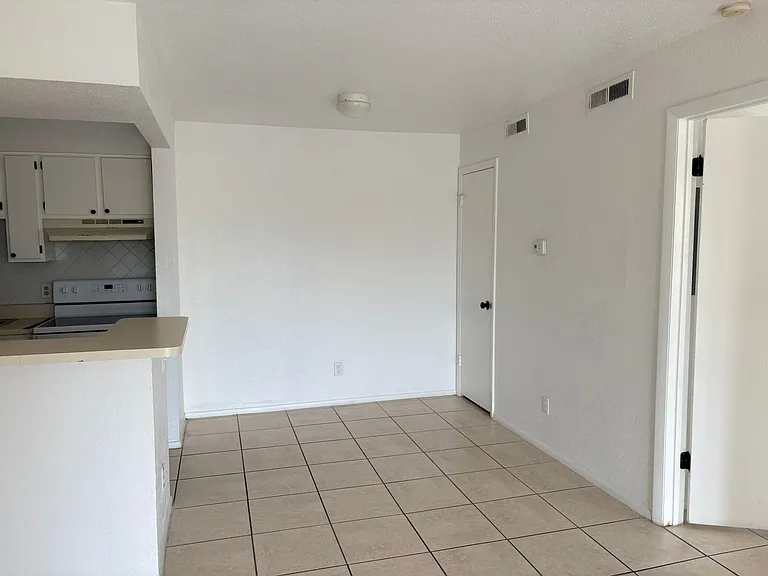 2855 Winkler Ave #120 — Photo 7