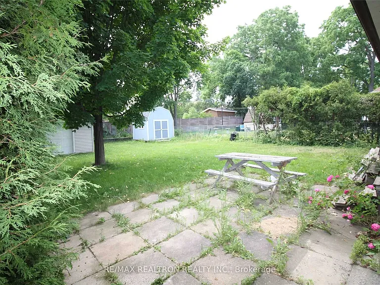180 Church St S — Photo 20