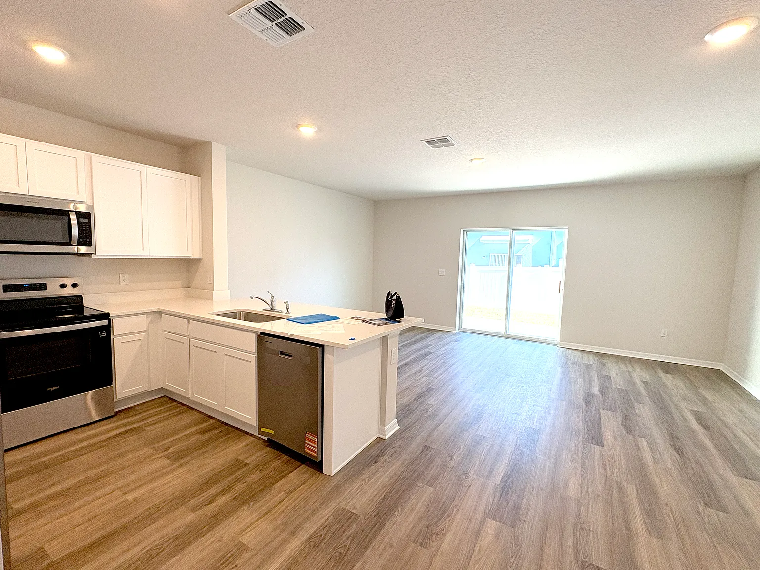 3 bed, 1464 sqft, $2,100 — Photo 2