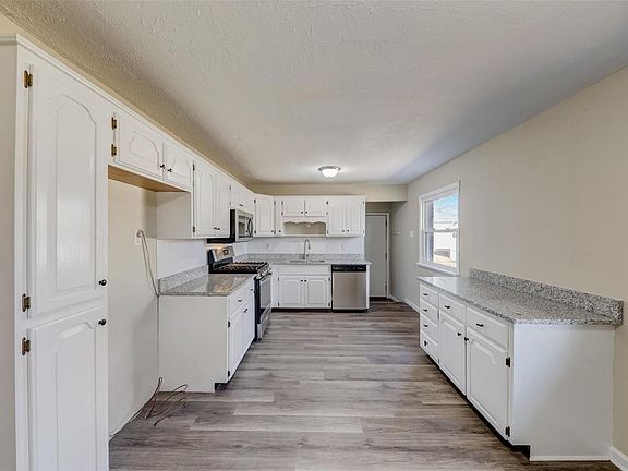 5th image of 1375 Flicker Dr