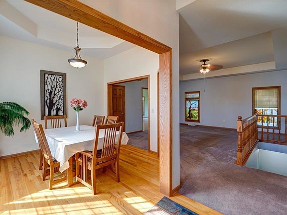 4th image of 214 Hunters Glen Ln