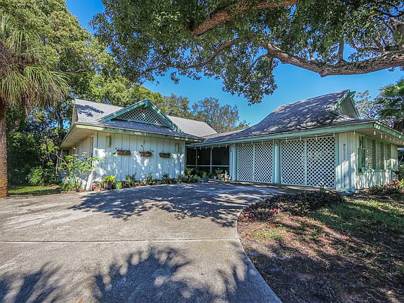 Large driveway, plenty of parking.