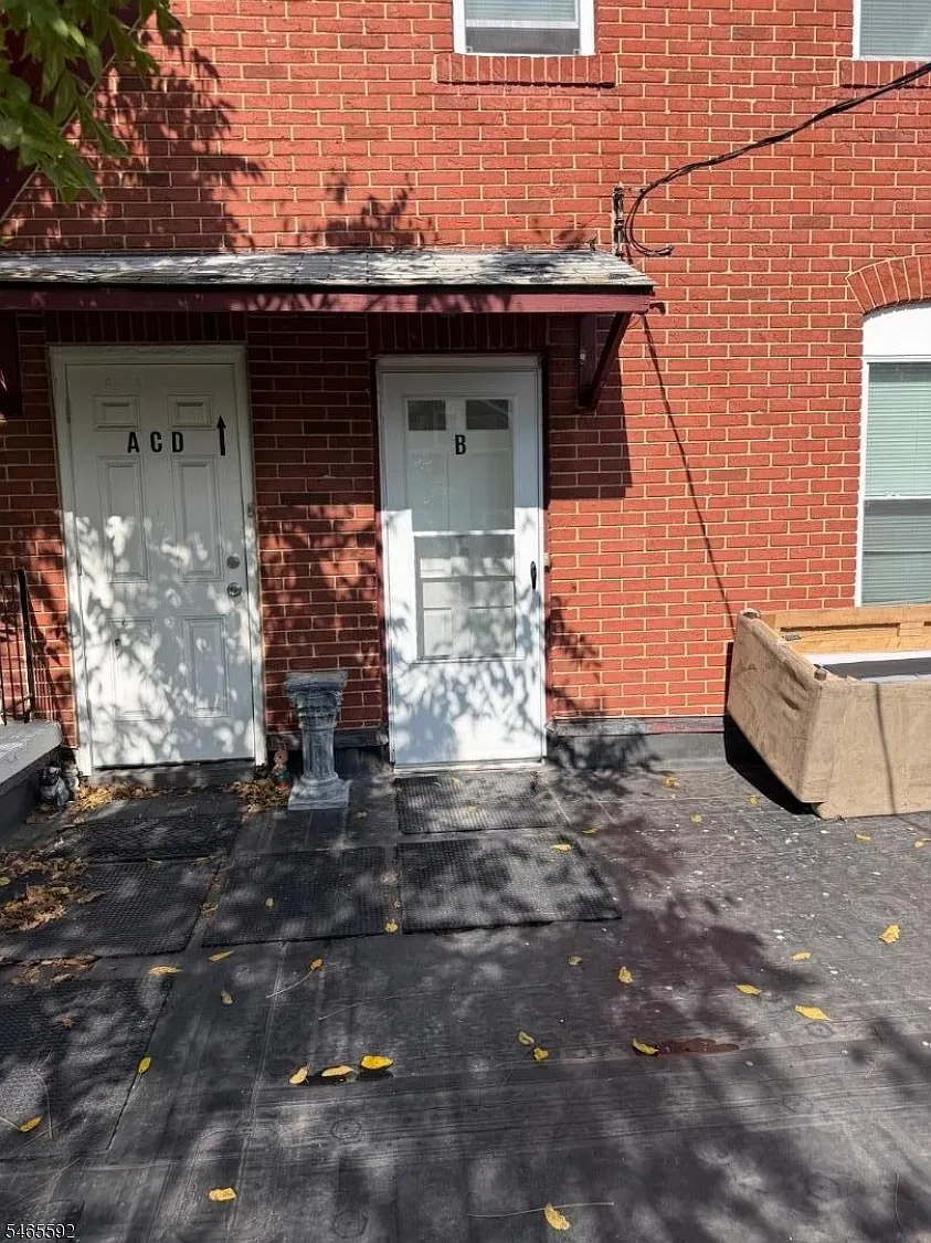 2 bed, 1.0 bath, $2,000 — Photo 1