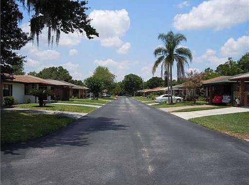 3rd image of 431 Lake Carolyn Cir