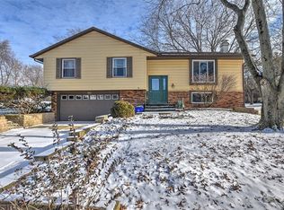 921 Bonhomme Ct, Decatur, IL 62526