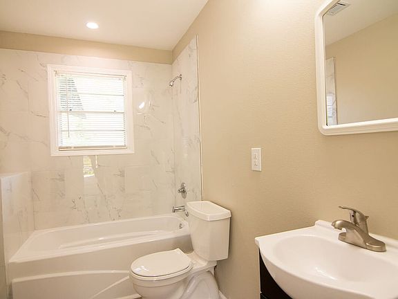 725-LEBLEU-BATHROOM1_10012025
