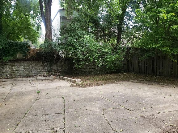 3rd image of 1049 Rosemont Ave