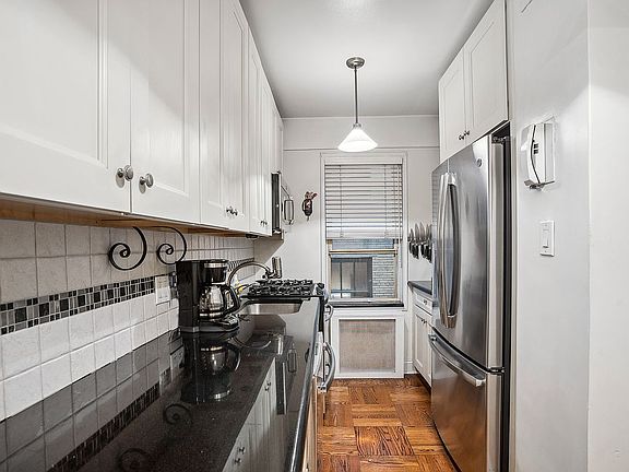 5th image of 135 Willow St APT 209