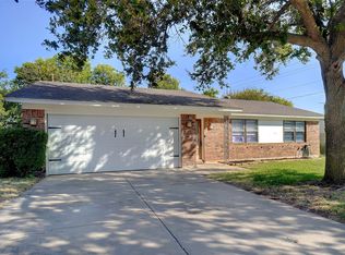 6049 Hillcrest Dr, Watauga, TX 76148