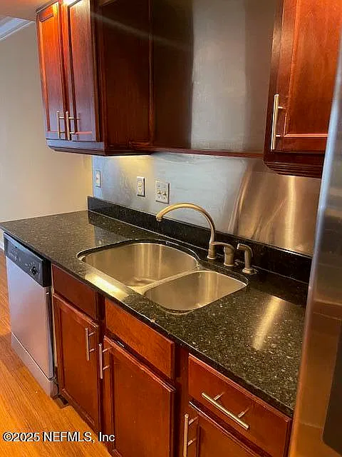 2 bed, 1.5 bath, 1090 sqft, $1,575 — Photo 4