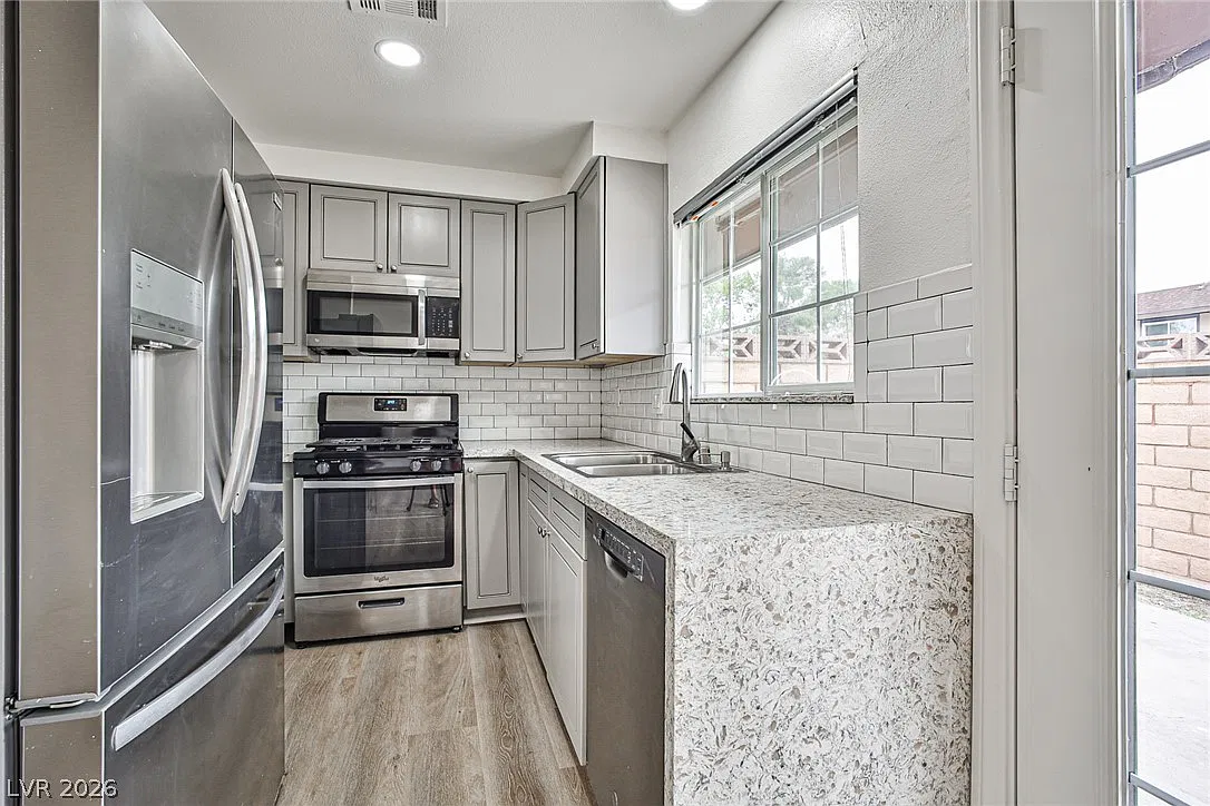 3 bed, 2.0 bath, 1068 sqft, $1,750 — Photo 3