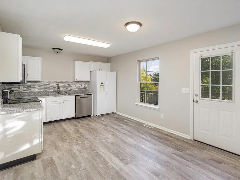 306 Alex Ln — Photo 6