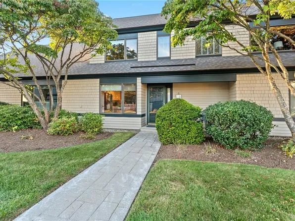 6 Blindbrook Dr, Narragansett, RI 02882