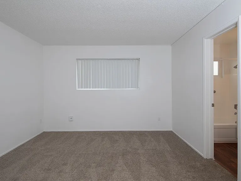 Aztec Pacific Apartments — Photo 31
