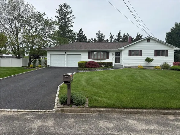 15 Donald St, Port Jefferson Station, NY 11776