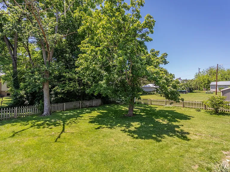 131 S Willow St — Photo 32