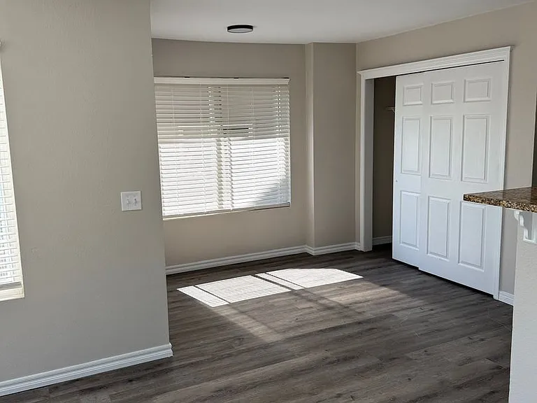 Silver Sands Apartments — Photo 30
