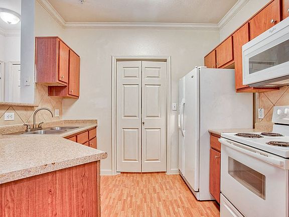 Nestled in a serene setting with beautiful views, Mission Oak apartment provides a peaceful retreat that feels worlds away while being conveniently located near shopping, dining, and major employers.