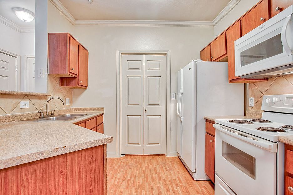 Nestled in a serene setting with beautiful views, Mission Oak apartment provides a peaceful retreat that feels worlds away while being conveniently located near shopping, dining, and major employers.