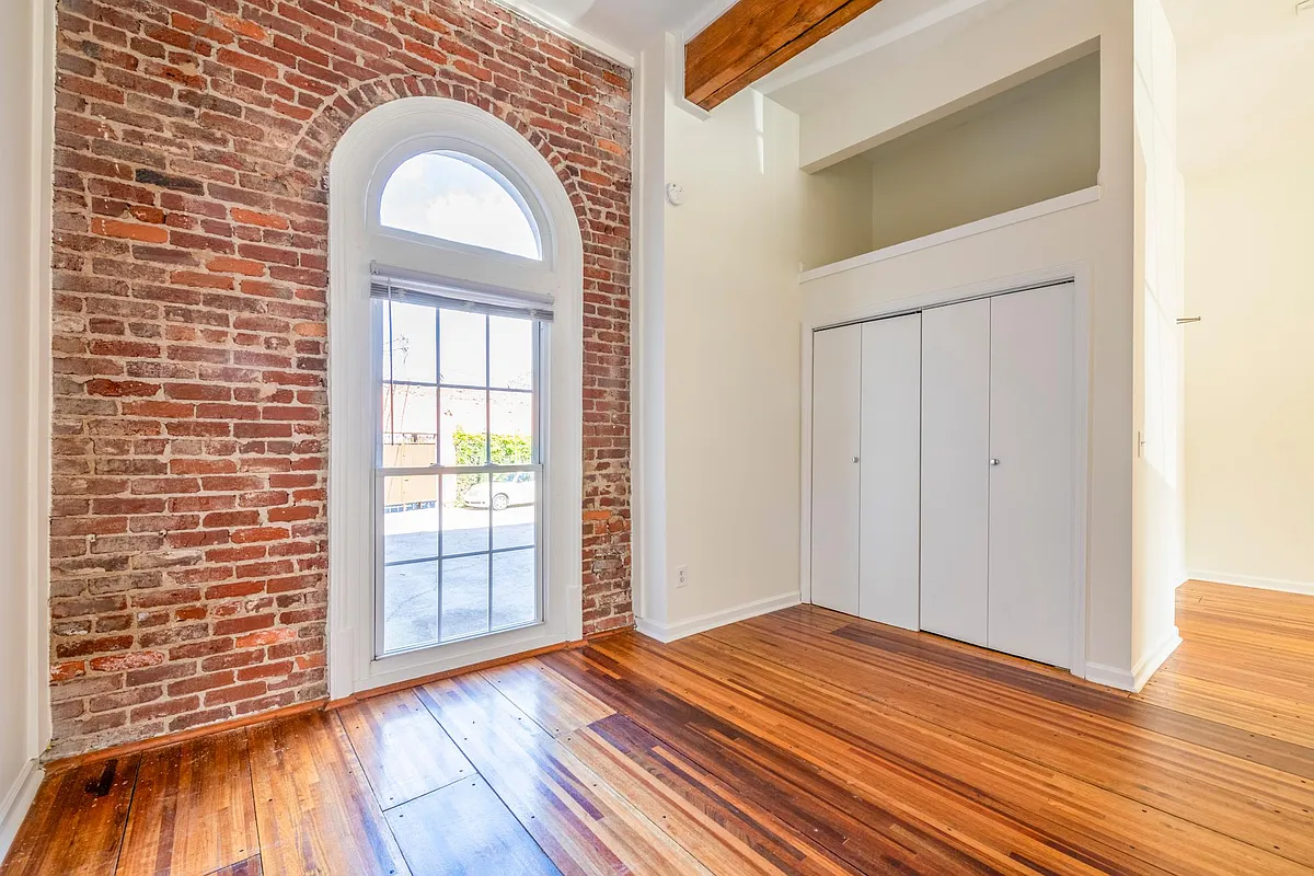 Building Photo - 305 Peters St SW #1