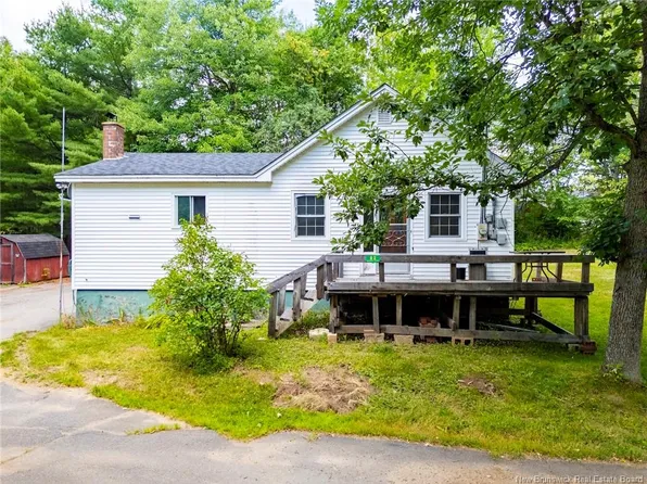 82 Chestnut St, Minto, NB E4B 3L5