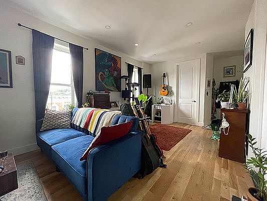 3rd image of 131 Cornelia St APT 3