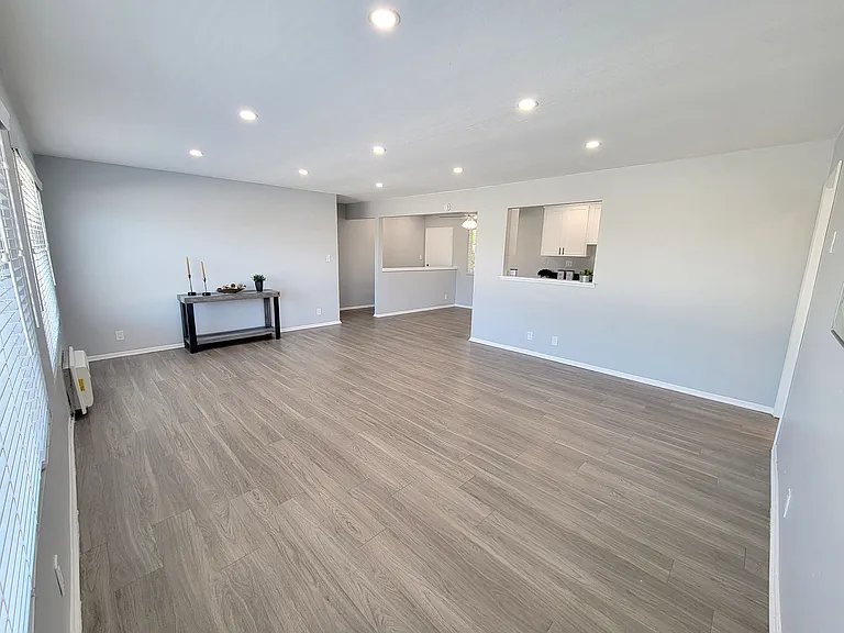 Marquis Apartments — Photo 38