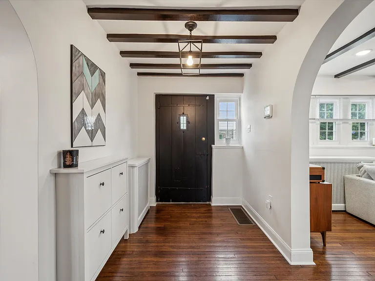 504 Gainsboro Rd — Photo 3