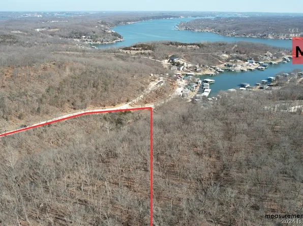 304 Putt N Bay Dr, Sunrise Beach, MO 65079
