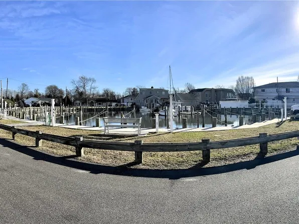 812 W Bay Drive, West Islip, NY 11795