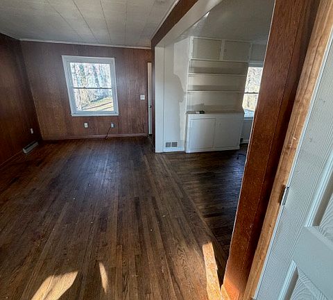 4th image of 1510 W Mount Hope Ave